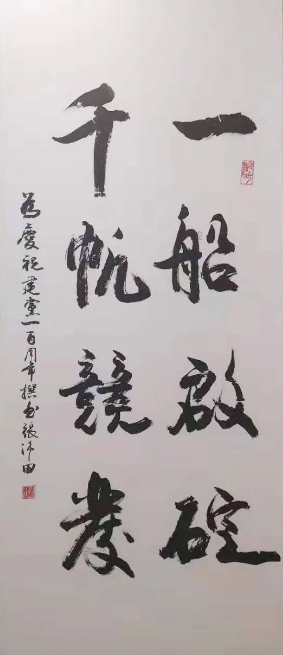 沙滩游玩的女孩们